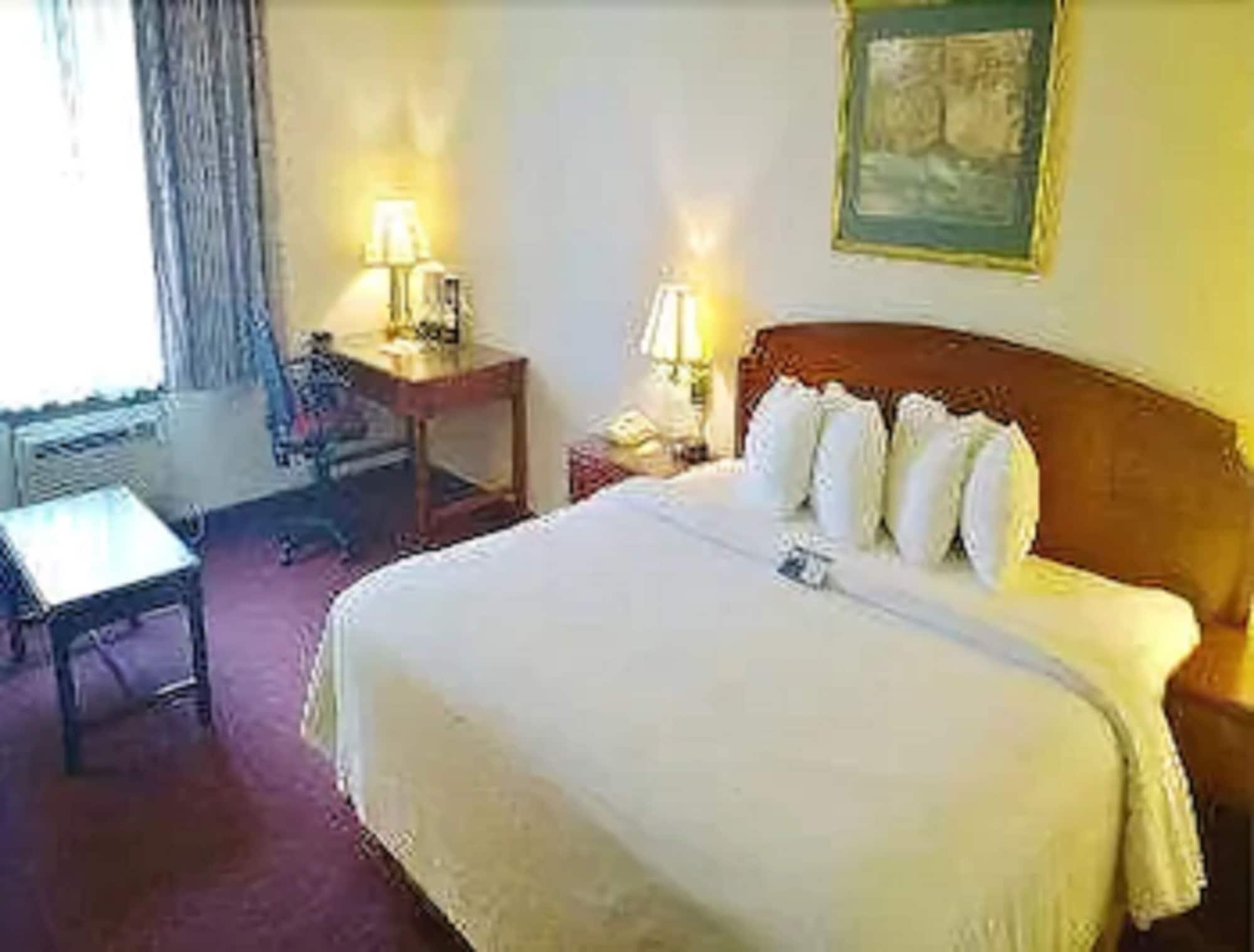 เบย์มอนต์ บาย วินด์แฮม นอร์มอล บลูมมิงตัน Hotel ภายนอก รูปภาพ